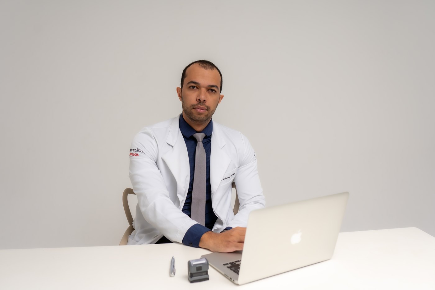 Dr. Jefferson Moreira em atendimento